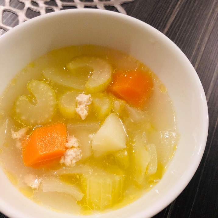 鶏ひき肉とセロリで◎野菜たっぷり香味コンソメスープ